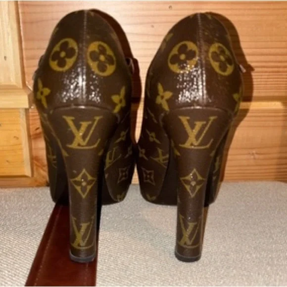 Guaranteed Authentic Louis Vuitton Brown Monogram Women's Heels size 37 - Picture 2 of 9